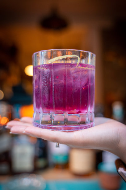 特写玻璃与酒精在鸡尾酒吧库存照片图片下载
