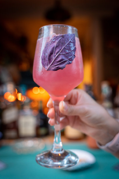 特写玻璃与酒精在鸡尾酒吧库存照片图片下载