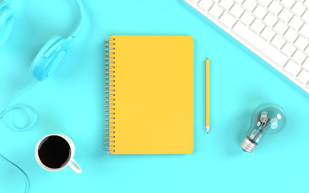 简单和现代的家庭办公室设计在一个蓝色的桌子上，耳机，灯泡，笔记本电脑和咖啡杯图片下载