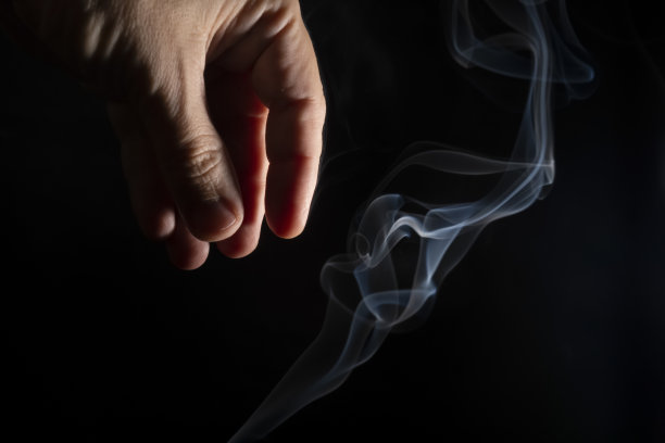 黑色背景上的烟雾，用手做动作。图片下载