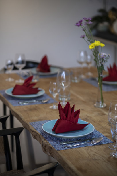 在餐馆里为晚餐提供餐桌图片下载