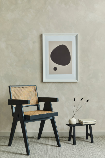 时尚的构成舒适的客厅内部模拟海报框架，扶手椅，咖啡桌和优雅的个人配件。中性墙，地毯铺地板。模板。图片下载