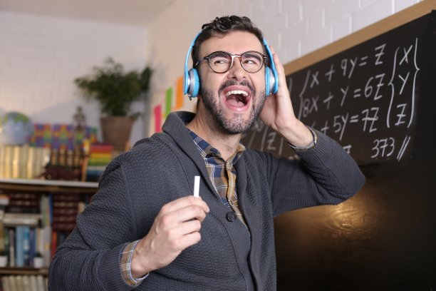 老师戴着耳机在教室里跳舞图片下载