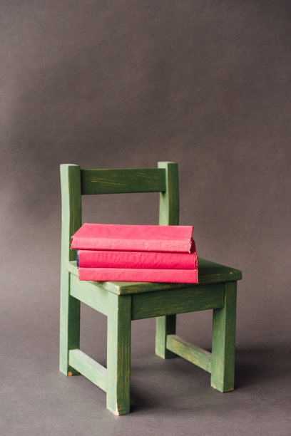 准备上学，教科书放在高椅子上，黑色背景图片下载