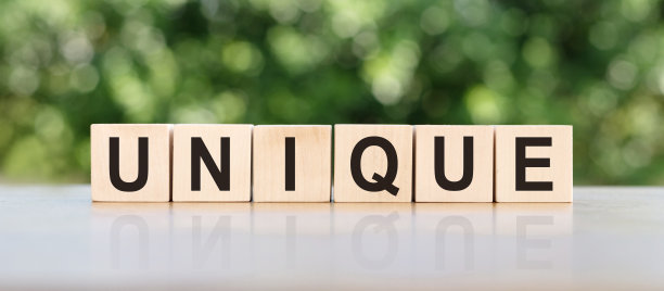 木块上独特的文字。文字是用黑色的字母写的，并在桌子的镜面上反射出来。商业概念为您的设计图片下载