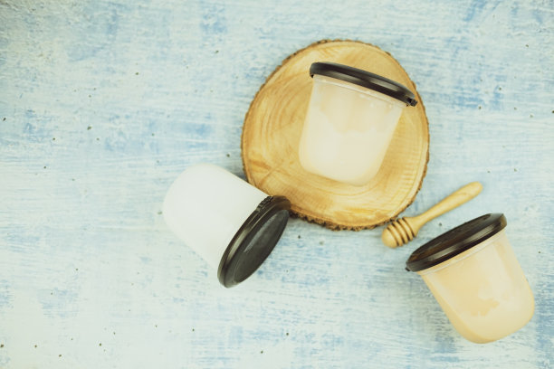 包装中的椰奶布丁和泰国茶布丁。俯视图图片下载