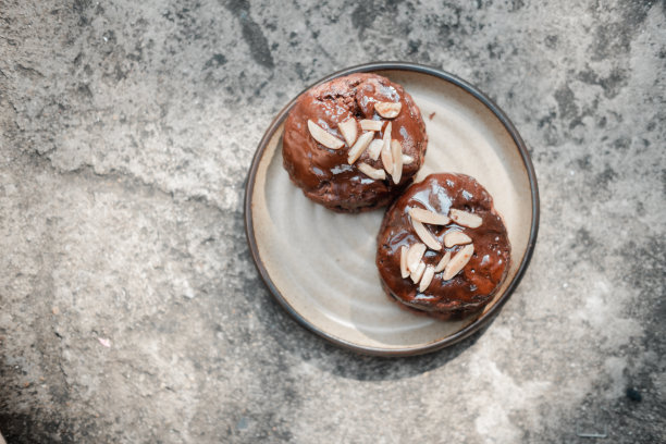 特写的圆形巧克力烤饼风格的坚果在水泥肮脏的背景图片下载