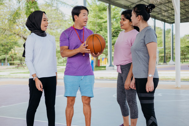 亚洲篮球教练向他的队员解释技术图片下载