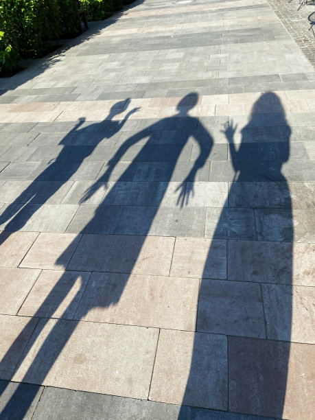 三个滑稽的影子在地板上，快乐的夏天的人图片下载