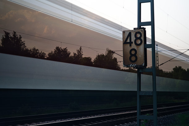 铁路和火车的白色图像，长曝光图片下载