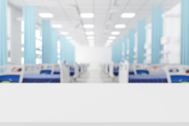 医院病房里空荡荡的白色桌子和模糊的空床图片下载