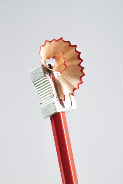 木制的红色铅笔与金属卷笔刀图片下载