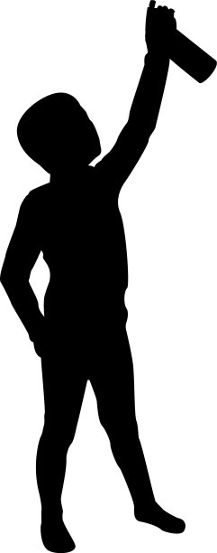 剪影男孩用水喷在上面图片下载