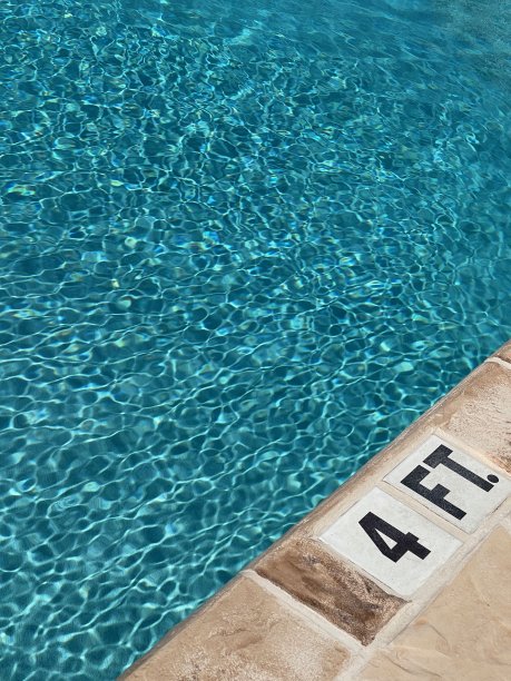 游泳池边缘图片下载