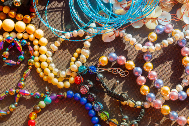 黑色背景上有很多不同材质的人造珠宝图片下载