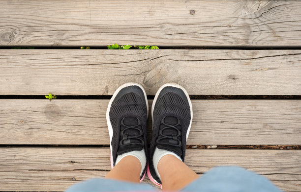 小女孩站在木地板上图片下载