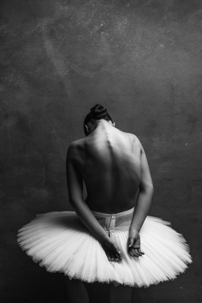 年轻漂亮的瘦芭蕾舞者正在工作室摆姿势图片下载