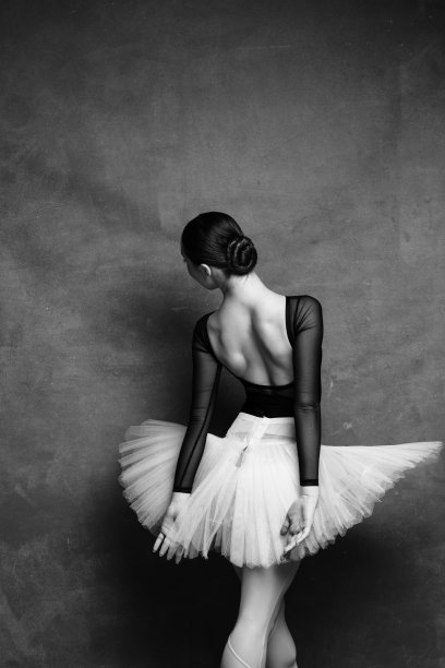 年轻漂亮的瘦芭蕾舞者正在工作室摆姿势图片下载