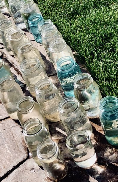 沐浴在阳光下的玻璃瓶图片下载