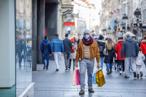在冠状病毒肆虐的时代，一名非洲男子正在城市中度过美好的一天。图片下载
