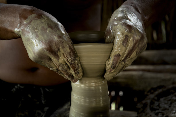 一个陶工的手的特写图片下载