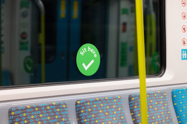 “坐在这里”是火车上的标志图片下载