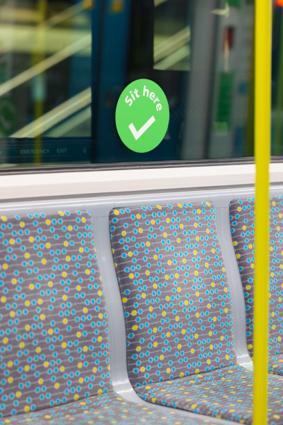 坐在这里在火车上签名图片下载