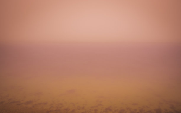 抽象海景皮肤调背景照片。模糊的海洋和天空在一个有雾的早晨。柔和的文字和设计空间。图片下载