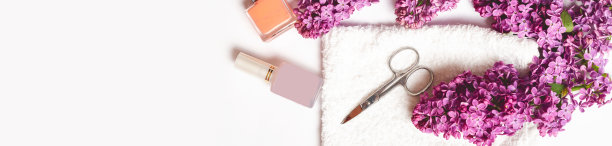 用个人护理产品和丁香枝在白色的桌子上平铺组成。指甲护理。美甲、足疗美容沙龙概念。空间的文本图片下载