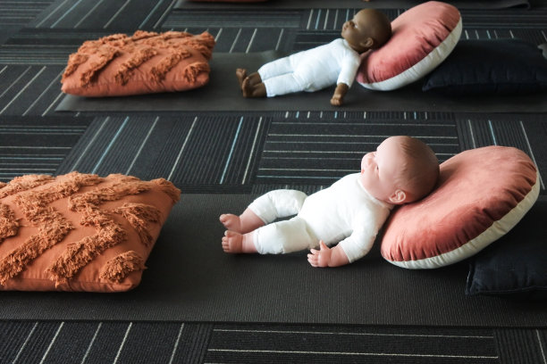 两个不同的小男孩玩具躺在地板上图片下载