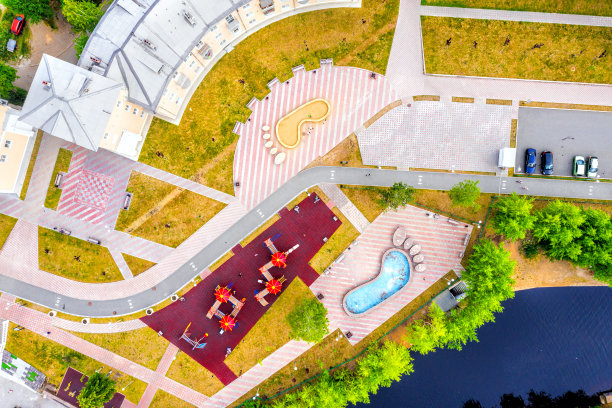 娱乐公园。俯瞰公园和儿童沙盒在巨大的人类脚印的形式图片下载