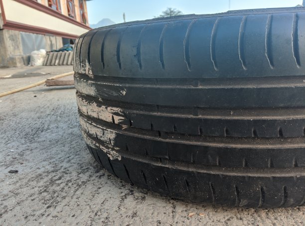 一个黑色的废弃轮胎图片下载