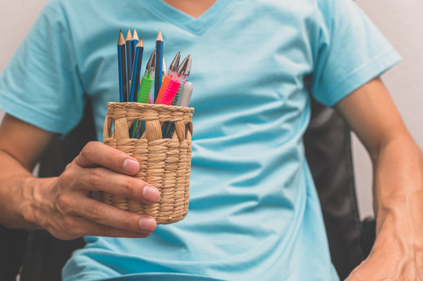 人们拿着铅笔和钢笔图片下载