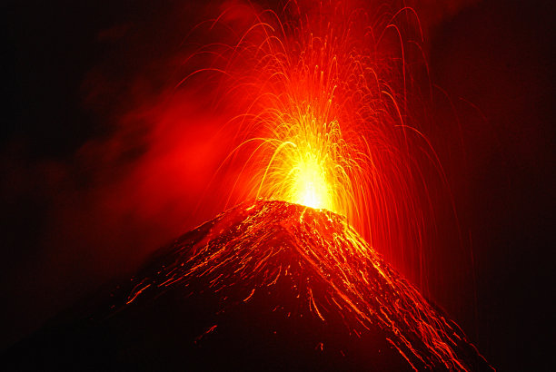火灾爆发的火山图片下载