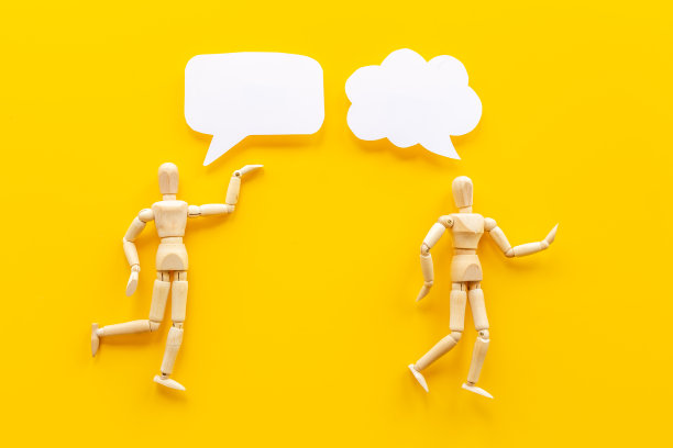 男女在心理和情绪上的性别差异。两个木制人体模型雕像连接图片下载