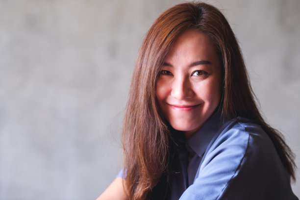 一个美丽的年轻亚洲人的肖像图片下载