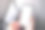 一个女人拿着手机和空白的白色桌面屏幕图片下载