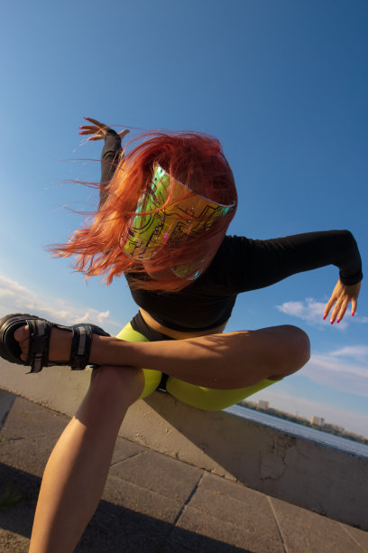 网络朋克柔韧不寻常的女人在一个城市跳舞图片下载