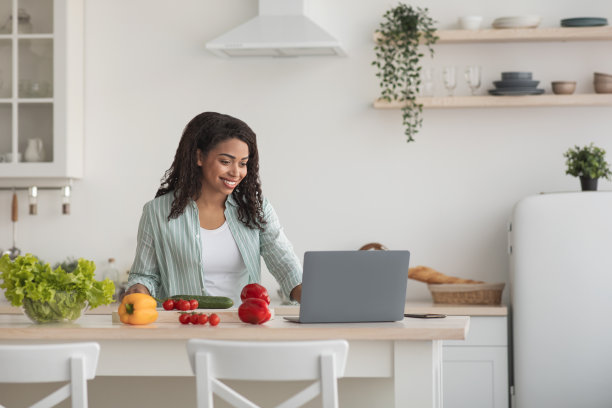 安全，新常态，社交距离，远程会议，在线美食博客和食谱图片下载