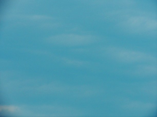 俄罗斯上空蓝天白云。夏天的天空。俄罗斯的天空布满了云。灰白色和蓝色。2021年的生态天空。一个阳光明媚的一天。图片下载