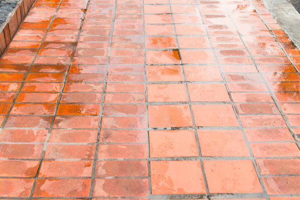雨后的砖路图片下载
