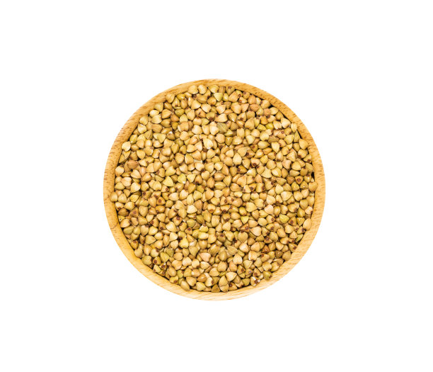 在白色背景的木碗里，未煮过的干荞麦粒，俯视图图片下载