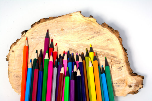 木制背景上的彩色铅笔，顶视图与文本空间。回到学校概念复制空间的文本图片下载