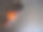 灰色的混凝土桌子上，一个白色的心型盘子里放着新鲜、成熟的草莓、樱桃和杏子。贝瑞。背景和纹理。图片下载