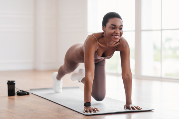 黑人快活的女人做Cross Body爬山运动图片下载