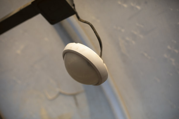 破碎的灯。这盏灯挂在一根电线上。图片下载