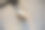 破碎的灯。这盏灯挂在一根电线上。图片下载