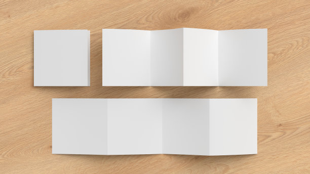 正方形之字形或手风琴折叠的小册子。四格，八页空白传单。在木制背景上模拟演示设计。折叠，正面和背面..图片下载