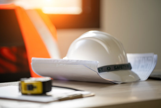 工作工具工程师的办公桌上有头盔图片下载