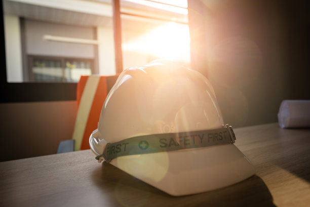 工作工具工程师的办公桌上有头盔图片下载